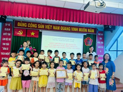 Khen thưởng các bé có thành tích cao trong các hội thi cấp trường  năm học 2024-2025