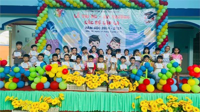 Trao quà học sinh học các môn ngoại khóa năm học 2024-2025