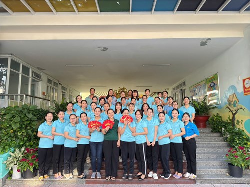 Cán bộ - giáo viên - nhân viên trường Mn Hoa Đào họp mặt đầu năm và dọn dẹp vệ sinh khuôn viên trường học để chuẩn bị cho công tác đón học sinh sau kỳ nghỉ Tết Nguyên Đán Ất Tỵ 2025
