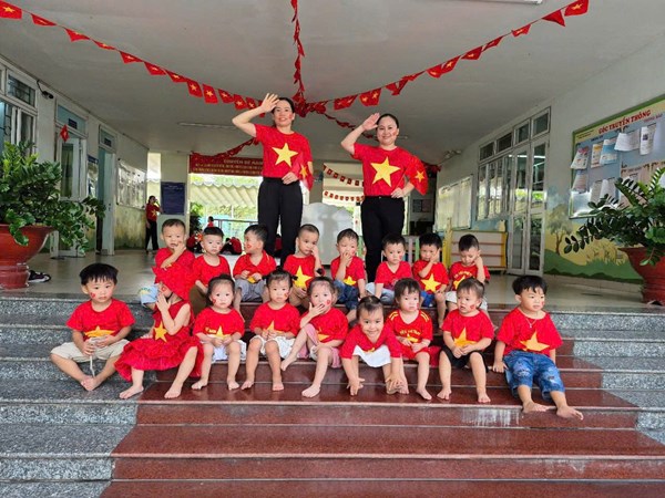 Kỉ niệm 50 năm Ngày giải phóng miền Nam, thống nhất đất nước (30/4/1975 - 30/4/2025), trường MN Hoa Đào rực rỡ cờ đỏ sao vàng chào mừng sự kiện trọng đại của dân tộc.