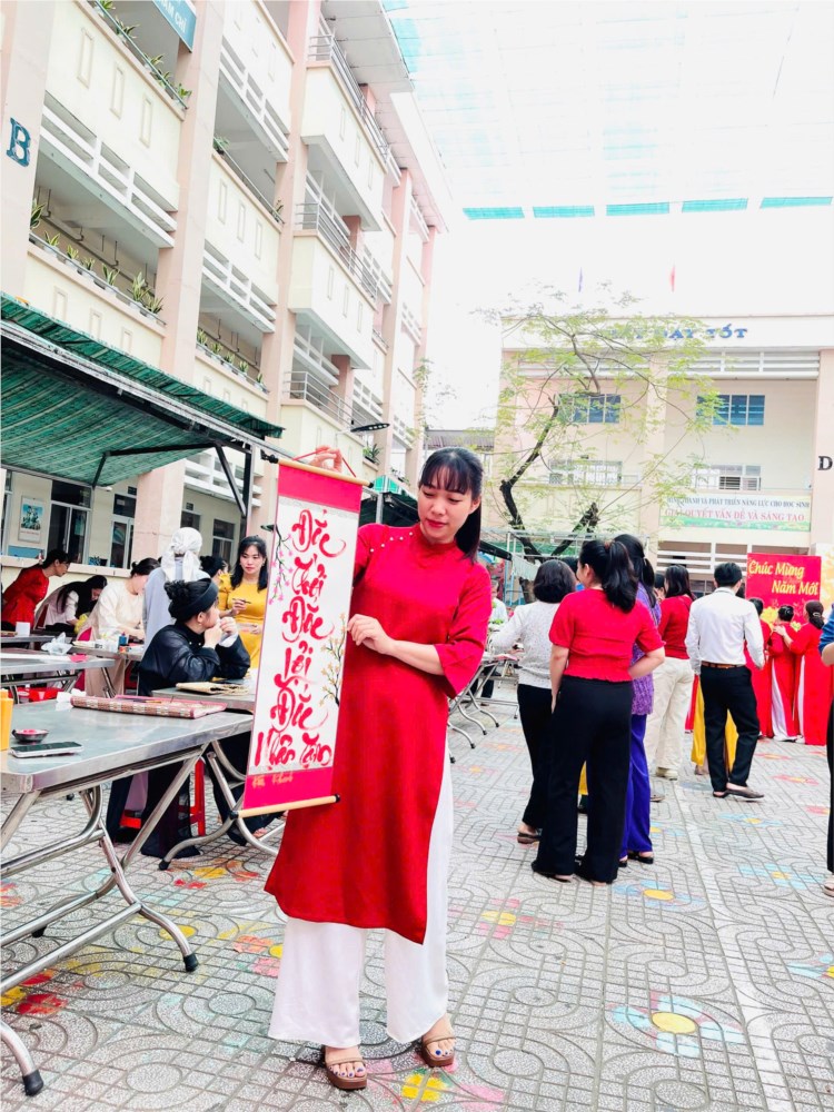 Hoạt động Viết Thư Pháp chào đón Xuân Ất Tỵ của Đoàn viên Thanh niên Xã Tân Quý Tây