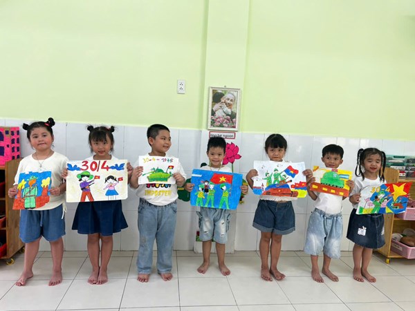 Ngày 17 tháng 4 năm 2025.Các bé  Khối lá tham gia vẽ tranh hưởng ứng Kỷ niệm 50 năm ngày Giải phóng Miền Nam thống nhất đất nước.