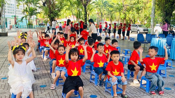 Học sinh lớp Lá Trường MN Hoa Hồng tham quan Trường TH Tân Quý Tây 3