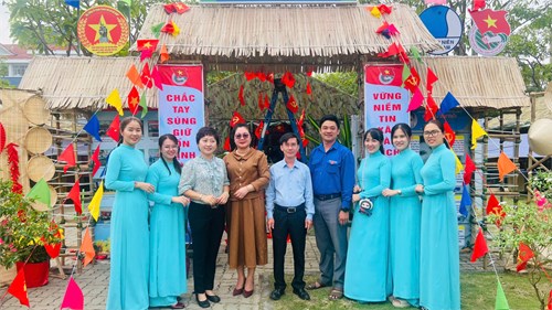 Chi đoàn Hoa Hồng tham gia hỗ trợ đoàn phường Phú Thuận trang trí hội trại tòng quân 2025