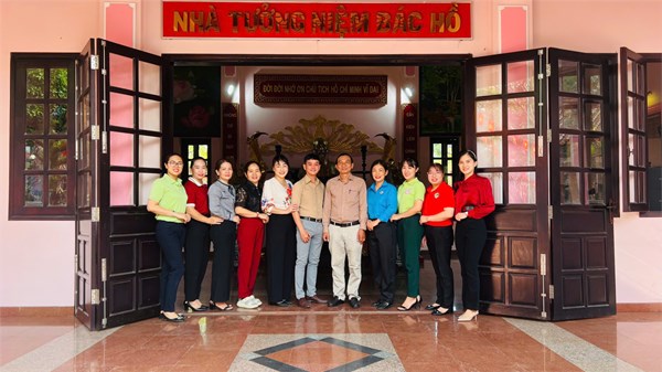 Sáng ngày 28/2/2025 Trường mầm non Hoa Hồng tổ chức về nguồn tại Nhà Tưởng Niệm Bác Hồ.