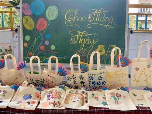 Trẻ trang trí túi vải tặng mẹ Mừng ngày 8/3 (lớp Chồi 1)