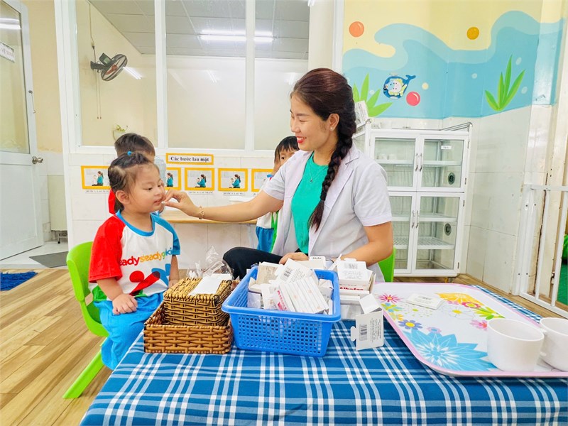 Ngày 16.5.2025 Trường mầm non Hoa Hồng tổ chức tẩy giun cho trẻ lần 2 năm học 2024 - 2025.
