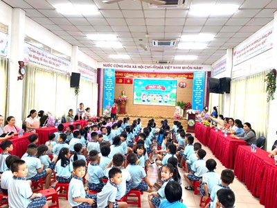 Các bé lớp Mẫu giáo 5-6 tuổi tham quan Trường Tiểu học Lê Lai.