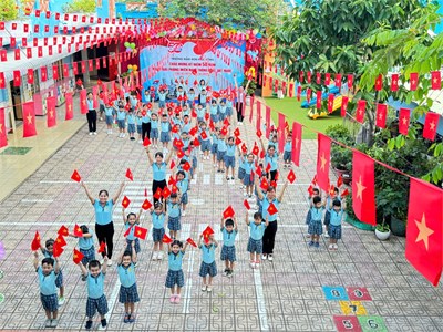 Trường Mầm non Hoa Hồng đồng diễn Chào mừng Kỷ niệm 50 năm Giải phóng miền Nam