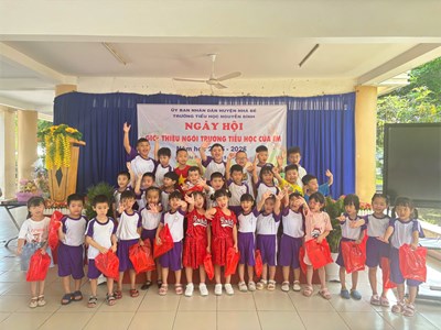 Các bé Mầm non Hoa Lan tham quan Trường Tiểu học Nguyễn Bình