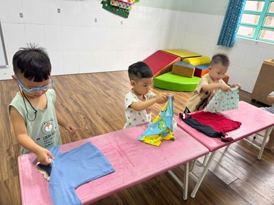 Dạy bé kỹ năng tự phục vụ