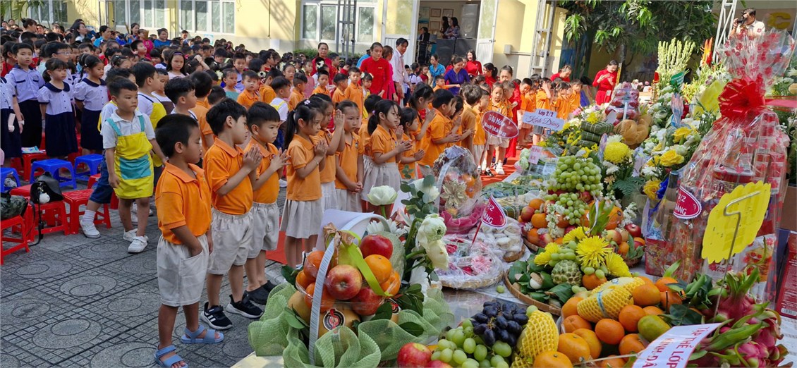 Tổ chức hoạt động kỷ niệm ngày giỗ tổ hùng vương
kết hợp tham quan trường tiểu học nguyễn bỉnh khiêm của học sinh khối lá (5-6 tuổi)