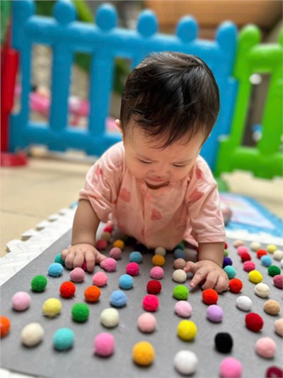 Giờ chơi, tập của các bé 06-12 tháng (nhóm Bướm Vàng)