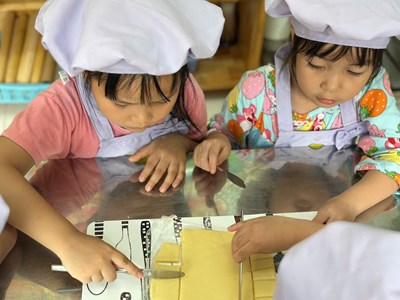 Bé làm bánh quy sữa