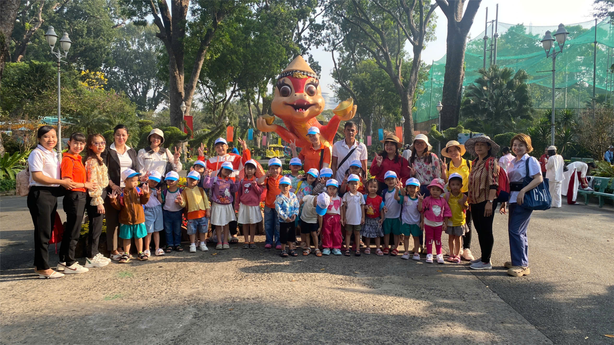 Bé khám phá thảo cầm viên