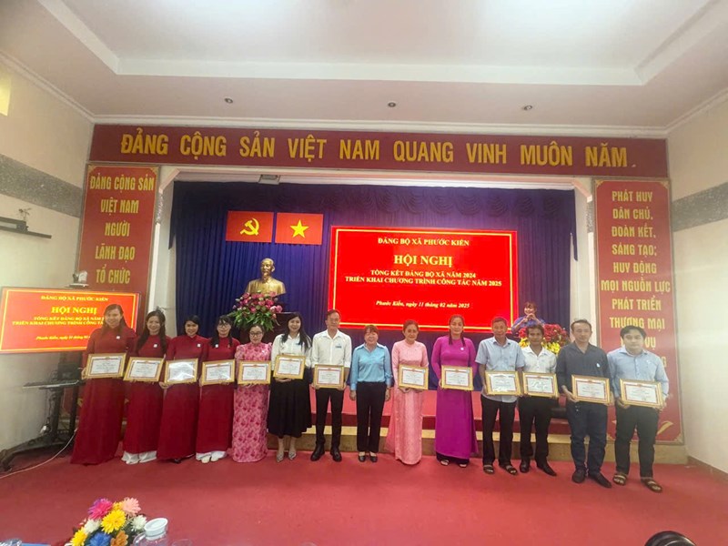 Khen thưởng đảng viên hoàn thành xuất sắc nhiệm vụ năm 2024