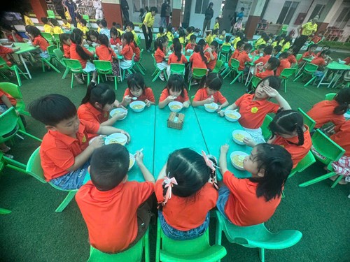 Trường mầm non Họa Mi tổ chức bữa ăn sáng vui vẻ vào thứ sáu hàng tuần.
