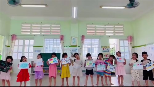 Dự án đầu tiên lớp chồi 3 chuẩn bị 8/3 tại Trường Mầm non Họa Mi.