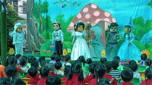 Sáng ngày 7/03/2025, Trường Mầm non Họa Mi tổ chức cho các bé xem kịch rối chuyện ngày xửa ngày xưa vở  Cô bé lọ lem  tại sân trường.
