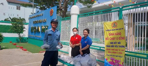 Công đoàn phối hợp cùng với Chi đoàn và Hội chữ thập đỏ trường mầm non Hoạ Mi mang đến những phần bún nước tương đến bà con khó khăn trên địa bàn.