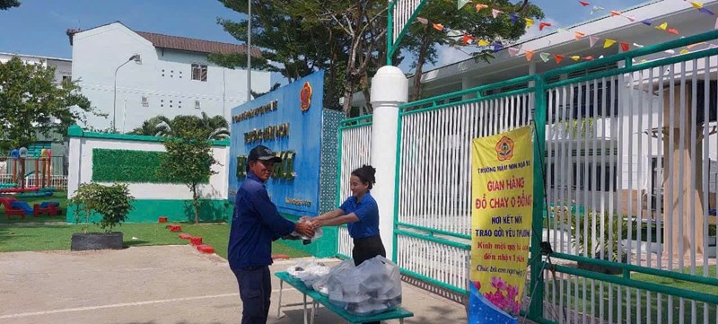 Yêu thương cho đi là yêu thương có thể giữ được mãi mãi. Đôi khi những điều bạn làm tuy nhỏ nhưng có thể khiến tâm trạng của người khác vui vẻ cả ngày 😍
Hôm nay ngày 13/ 3/2025, Chi đoàn phối hợp cùng với Công đoàn và Hội chữ thập đỏ Trường Mầm non Hoạ Mi mang đến những phần bún nước tương đến bà con khó khăn trên địa bàn. Đây là hoạt động thường niên của Trường Mầm non Hoạ Mi với mong muốn lan toả sự yêu thương, đoàn kết trong cộng đồng đến mọi người .