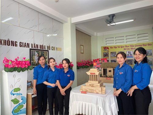Ngày 17/3/2025 Chi đoàn mầm non Hoạ Mi tổ chức buổi sinh hoạt chính trị Tháng 3 tại Không gian văn hóa Hồ Chí Minh, mục đích tuyên truyền Bác Hồ với đạo đức cách mạng cho đoàn viên, thanh niên .