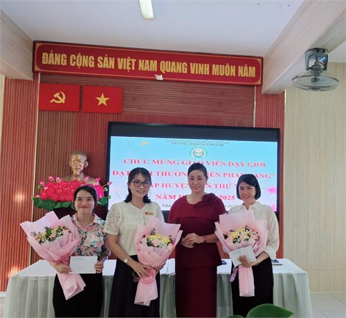Trường MN Họa Mi huyện Nhà Bè vinh danh các cô đạt danh hiệu giáo viên dạy giỏi cấp Huyện lần thứ XIV năm học 2024-2025.