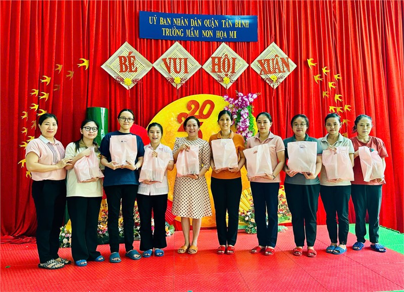 Công đoàn Trường Mầm non Họa Mi tổ chức hoạt động   Món ngon ngày tết  mừng Xuân Ất Tỵ 2025