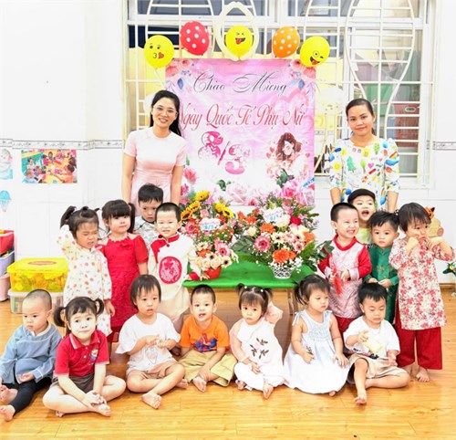 Lớp 25-36 tháng(1) tổ chức các hoạt động cắm hoa, tạo hình hưởng ứng ngày quốc tế phụ nữ 8-3