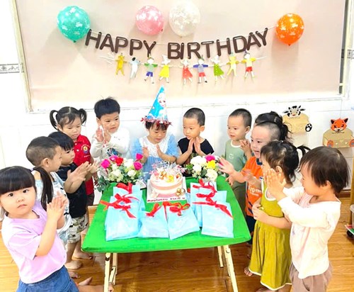 Lớp 25-36 tháng(1) tổ chức sinh nhật tháng 2 cho bé lam anh