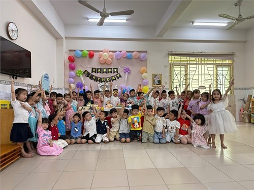 Lớp chồi 2 tổ chức sinh nhật cho các bé có ngày sinh trong tháng 3