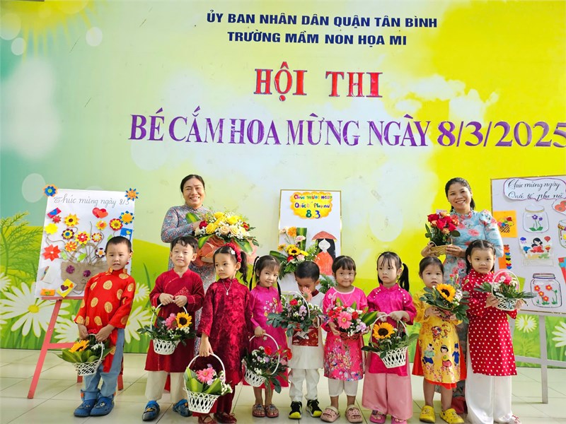 Lớp mầm 2 tham gia hội thi cắm hoa nhằm chào mừng ngày quốc tế phụ nữ 8/3