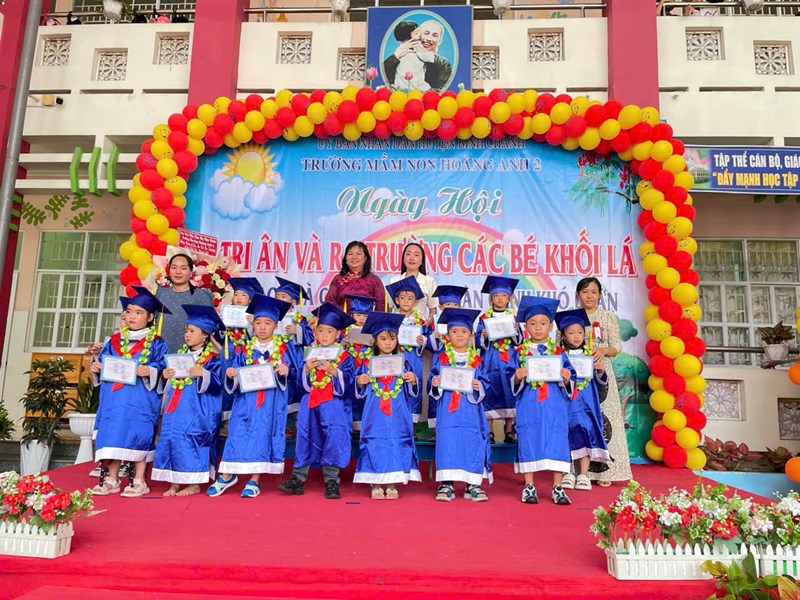 Sáng ngày 27 tháng 05 năm 2025.Trường mầm non Hoàng Anh 2 tổ chức ngày hội Tri ân và ra trường các bé khối Lá - Trao quà cho các bé có hoàn cảnh khó khăn năm học 2024-2025