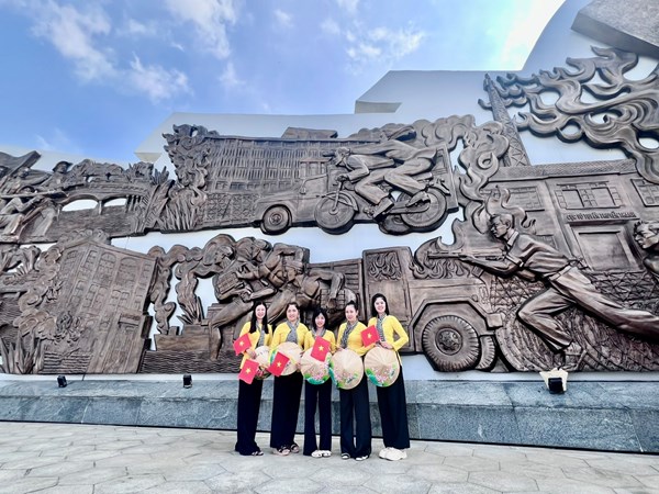 Sáng ngày 29/04/2025 chi đoàn trường mầm non Hoàng Anh 2 thực hiện về nguồn  chào mừng kỷ niệm 50 năm ngày giải phóng Miền Nam Thống Nhất Đất Nước 30/04/1975-30/04/2025 tại khu truyền thống cách mạng cuộc tổng tiến công và nổi dậy Xuân Mậu Thân 1968 .