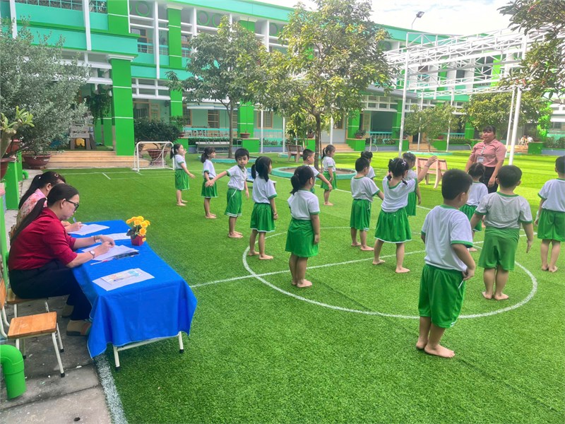 Ban giám hiệu dự giờ lớp Lá 2