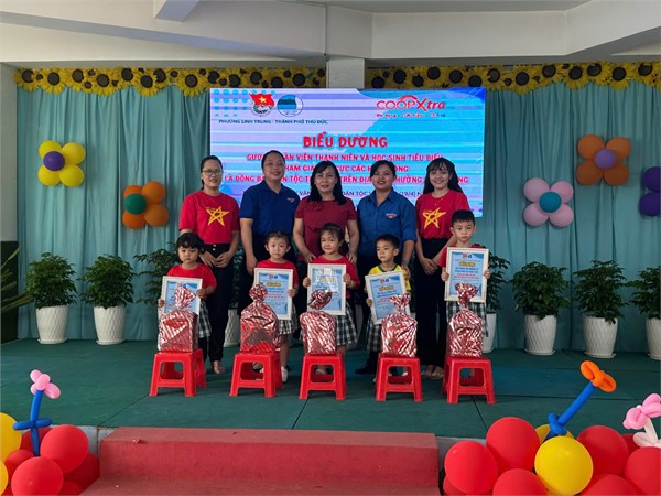 Biểu dương gương đoàn viên thanh niên và học sinh tiêu biểu tham gia tích cực các hoạt động là đồng bào dân tộc thiểu số trên địa bàn phường linh trung