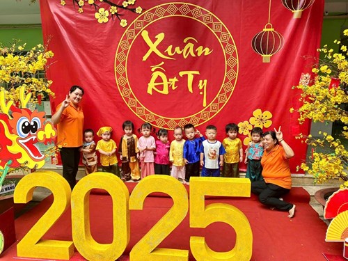 Hoạt động trải nghiệm “Bé vui xuân” tại trường mầm non Hoàng Yến.
