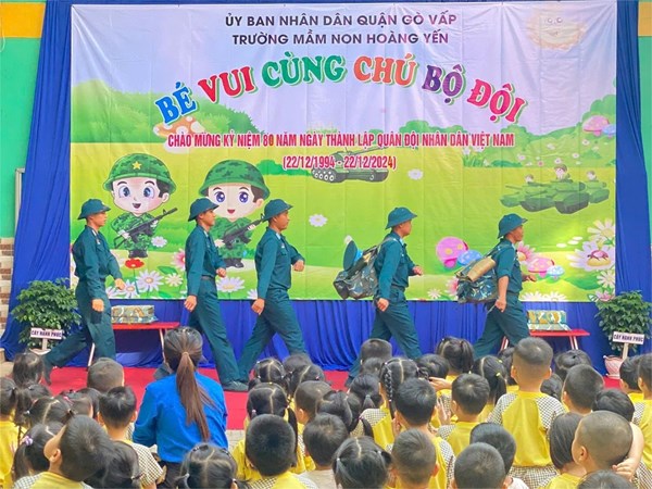 Các cháu trường Mầm non Hoàng Yến giao lưu cùng các chú bộ đội.