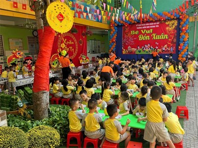 Các cháu dự tiệc buffet  mừng xuân Ất Tỵ.