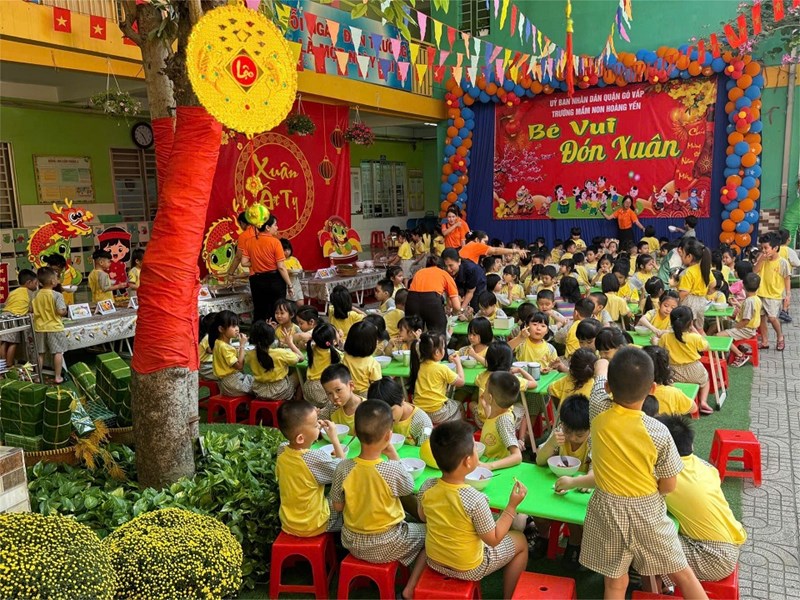 Các cháu dự tiệc buffet  mừng xuân Ất Tỵ.