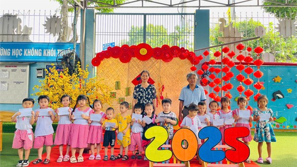 Trao quà cho học sinh khó khăn vui Tết