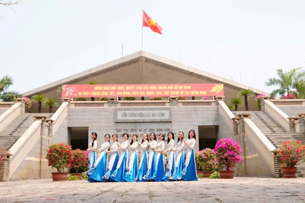 Hưởng ứng hội thi  Cán bộ, đoàn viên công đoàn năng động, thanh lịch cùng áo dài 2025 