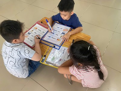 ❤️🍀🌹📣Trẻ khối Lá (5-6 tuổi) bắt đầu làm quen với chữ viết thông qua các hoạt động vui chơi kết hợp học tập. Các em được hướng dẫn cách cầm bút đúng, luyện viết các nét cơ bản và tập tô, viết các chữ cái đơn giản. Việc học chữ diễn ra nhẹ nhàng, linh hoạt, giúp trẻ hứng thú và chủ động tham gia. Trẻ thích thú khi được ghép chữ, viết tên mình hoặc tên bạn bè, từ đó hình thành kỹ năng viết một cách tự nhiên. Những hoạt động này không chỉ giúp phát triển khả năng ngôn ngữ mà còn rèn luyện sự khéo léo và chuẩn bị tâm thế sẵn sàng bước vào lớp Một.☘️🌻❤️🌹
