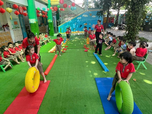 Các bé mầm non thỏa sức vui chơi dưới sân trường MN Hoa Phượng Đỏ