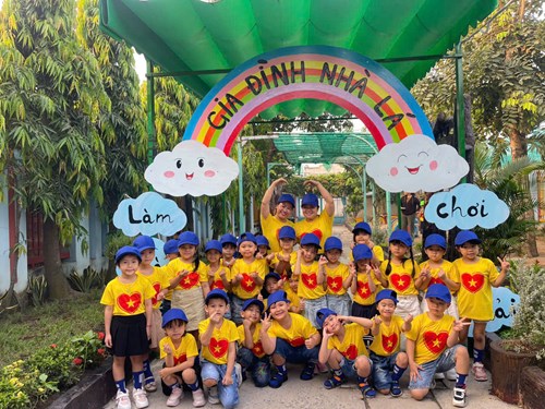 Hoạt động trải nghiệm: “ cắm trại” của các bé trường mầm non hoa phượng hồng