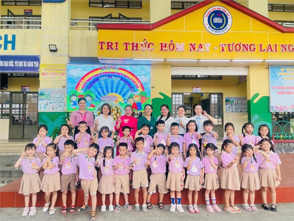 Nhằm giúp các bé làm quen với môi trường học tập mới và chuẩn bị tâm thế sẵn sàng bước vào lớp Một, trường Mầm non Hoa Phượng Hồng đã tổ chức cho các bé khối Lá tham quan và trải nghiệm tại trường Tiểu học Vĩnh Lộc 2.