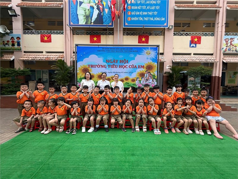 Hình ảnh các bé 5 tuổi của Trường Mầm Non Hoa Quỳnh cùng các cô đi tham quan, làm quen trường Tiểu học Nguyễn Thượng Hiền.