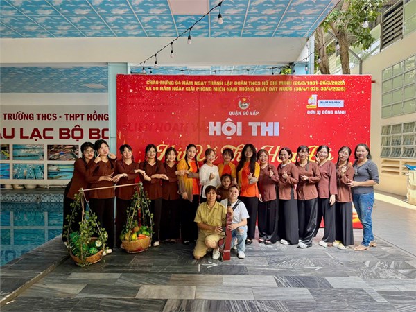 Chi Đoàn Giáo viên Trường Mầm non Hoa Quỳnh tham gia Hội thi  Hát về thời Hoa Đỏ  năm 2025, được sự giúp đỡ của các Giáo viên và Nhân viên trong nhà trường đã tạo nên một tiết mục ấn tượng và xúc động!