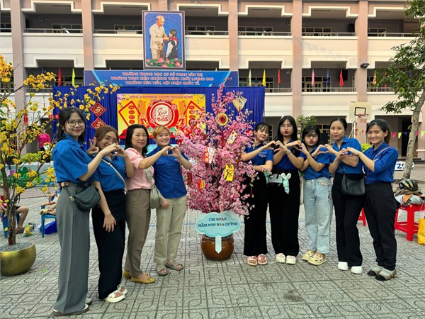 Lễ hội Mừng Đảng mừng Xuân Ất Tỵ năm 2025, Chi đoàn Trường Mầm non Hoa Quỳnh tham gia phần thi trang trí cành mai, cành đào và đạt giải Ba