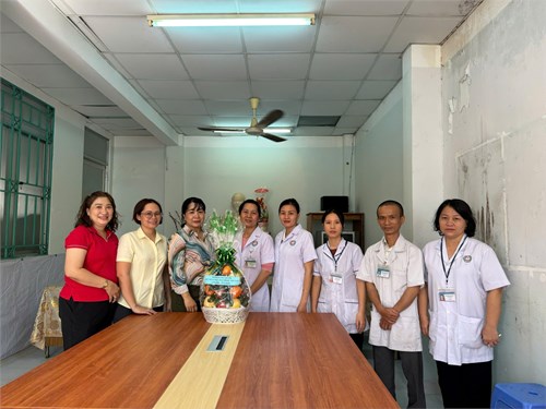 BGH và BCH công đoàn trường MN Hoa Quỳnh tặng hoa trạm y tế phường 1 - chúc mừng ngày Thầy thuốc Việt Nam